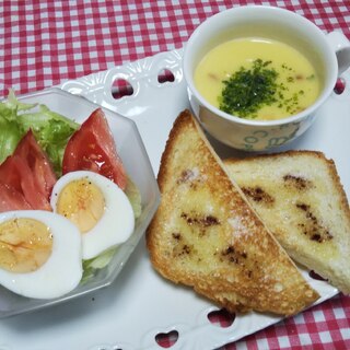 シナモントーストと茹で卵サラダとコーンスープ☆